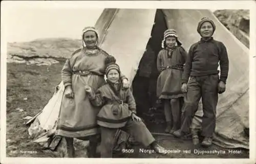 Ak Norwegen, Lappeleir ved Djupvasshytta Hotel, Lappen vor ihrem Zelt