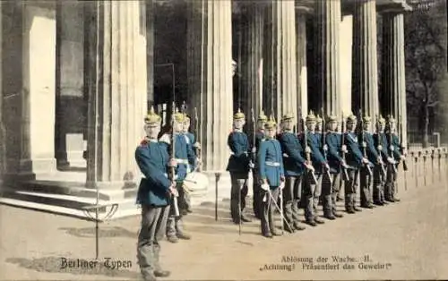 Ak Berlin Mitte, Neue Wache, Ablösung der Wache, Präsentiert das Gewehr