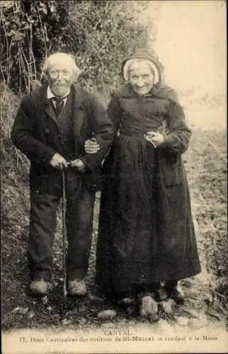 Ak Cantal, Deux Centenaires des environs de St-Mamet se rendant à la Messe