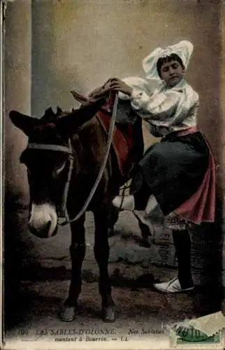 Ak Les Sables d'Olonne Vendée, Nos Sablaises, Frau in Tracht, Esel