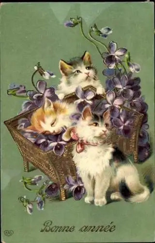 Ak Fröhliches Neujahr, Drei Kätzchen in einem Korb mit Schleife und Blumen, Veilchen