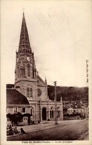 Ak Pont de Roide Doubs, Straßenszene mit Kirchturm, Straßenlaternen