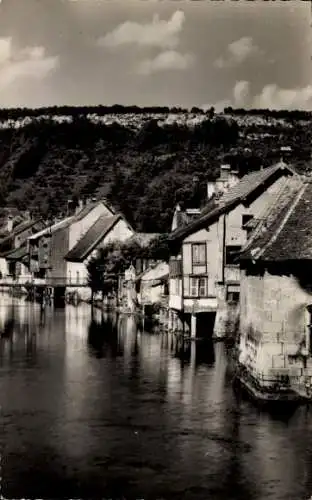 Ak Ornans Doubs, vieilles maisons sur la Loue