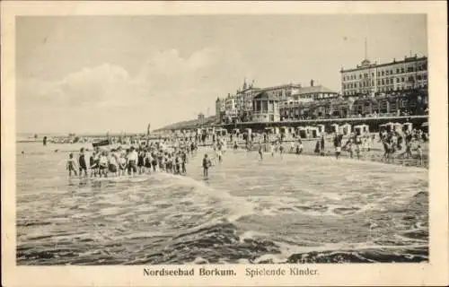 Ak Nordseebad Borkum in Ostfriesland, Kinder spielen am Strand von Borkum. Im Hintergrund ist ...