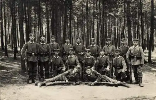 Foto Ak Deutsche Soldaten in Uniformen, Gruppenaufnahme