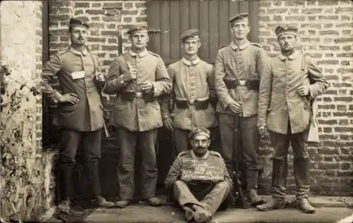 Foto Ak Deutsche Soldaten in Uniformen, Gruppenaufnahme