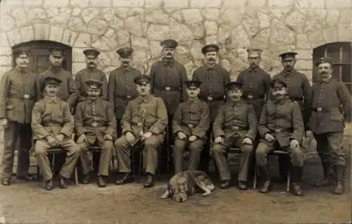 Foto Ak Deutsche Soldaten in Uniformen, Gruppenaufnahme