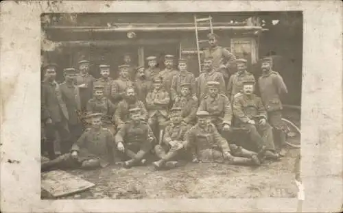 Foto Ak Deutsche Soldaten in Uniformen, Gruppenaufnahme