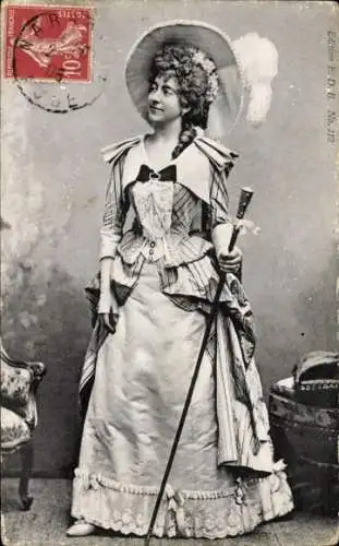 Ak Frau-Porträt, Gehstock, Kleid, Hut mit Federn