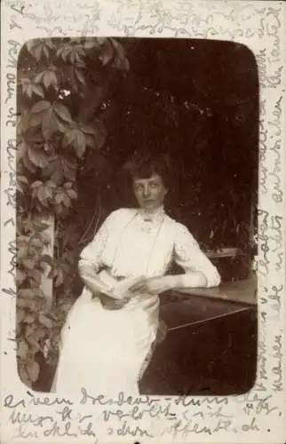 Foto Ak Frau mit Buch