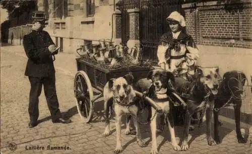 Ak Milchmädchen in belgischer Tracht, Hundekarren, Polizist