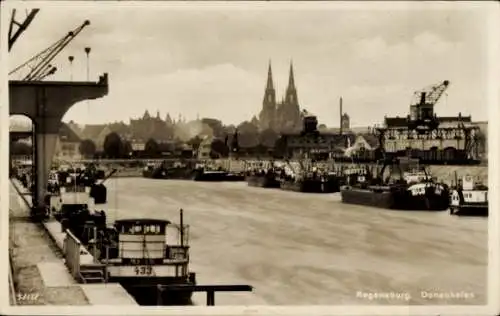 Ak Regensburg, Donauhafen mit Frachtern und Uferpartie