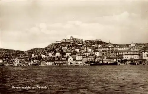 Ak Šibenik Sebenico Kroatien, Gesamtansicht von Sebenico, terrassenförmige Siedlung, Meeransicht