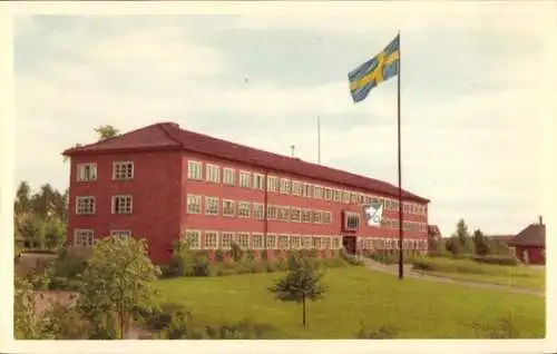 Ak Fagersta Schweden, Rotes Gebäude, schwedische Flagge, schöne Gartenanlage, ruhige Atmosphäre