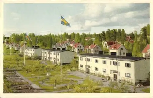 Ak Fagersta Schweden, Blick auf Apartmentgebäude, schwedische Flaggen, grüne Umgebung, ruhige ...