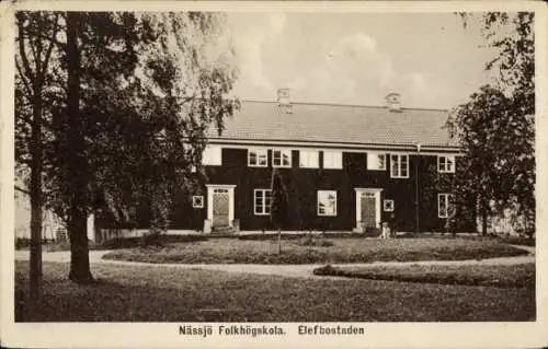 Ak Nässjö Schweden, Nässjö Folkhögskola, Elefbostaden, historische Gebäude, viele Bäume, ländl...