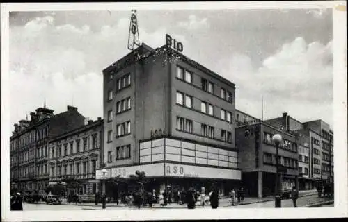 Ak Plzeň Pilsen Stadt, Warenhaus Aso, Gebäudekomplex, historische Architektur, 2 Etagen, Menschen