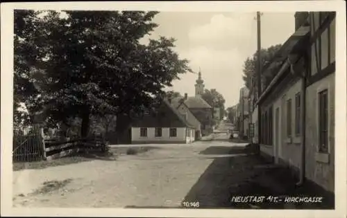 Ak Nové Město pod Smrkem Neustadt an der Tafelfichte Region Reichenberg, Kirchgasse
