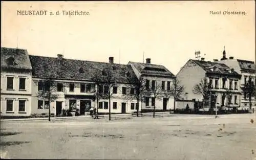 Ak Nové Město pod Smrkem Neustadt an der Tafelfichte Region Reichenberg, Vorderansicht von Geb...