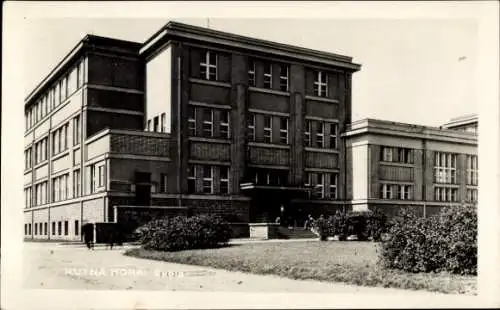 Ak Kutná Hora Kuttenberg Mittelböhmen, Architektonisches Gebäude, Gründerzeitstil, Garten
