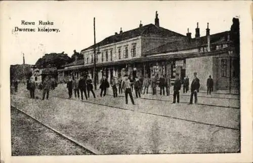 Ak Rawa Ruska Ukraine , Bahnhof, viele Personen, Gebäude im Hintergrund