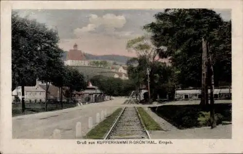 Ak Kupferhammer Grünthal Olbernhau im Erzgebirge Sachsen, Straßenpartie mit Bahngleisen