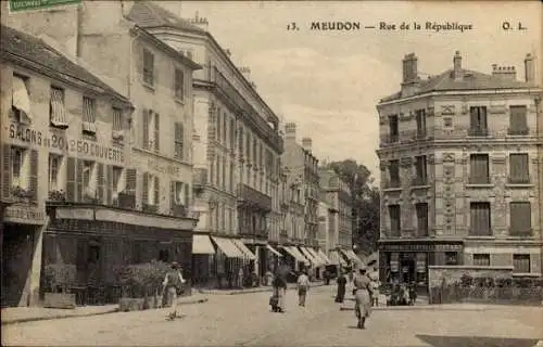 Ak Meudon Hauts de Seine, Rue de la République, Salons 20250 Couvert, Historical buildings