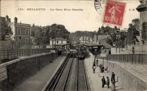 Ak Bellevue Hauts de Seine, Bahnhof, Fußgänger, Züge, Bäume, historische Ansicht