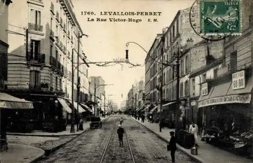 CPA Levallois-Perret-Hauts-de-Seine, La Rue Victor-Hugo