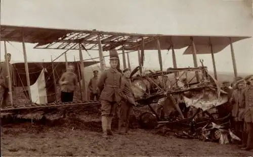 Foto Ak Feindliches Militärflugzeug, Kriegsbeute, Deutsche Soldaten, I. WK