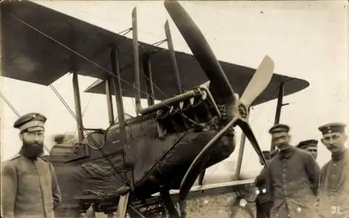 Foto Ak Britisches Militärflugzeug, Deutsche Soldaten in Uniformen, Kriegsbeute, I. WK