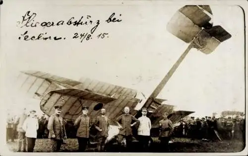 Foto Ak Feindliches Militärflugzeug, Fliegerabsturz, Deutsche Soldaten, 1915