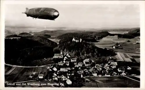 Ak Waldburg in Württemberg, Zeppelin über der Stadt, Schloss, Fliegeraufnahme