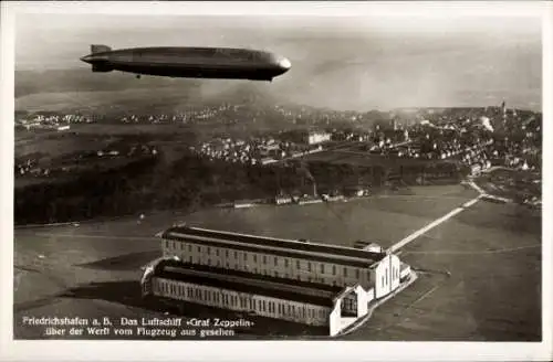 Ak Friedrichshafen am Bodensee, Luftschiff LZ 127 Graf Zeppelin über der Luftschiffwerft, Luftbild