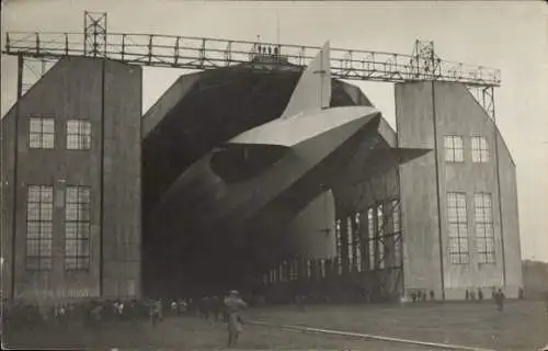 Foto Ak Amerika Luftschiff ZR 3, Zeppelin in der Luftschiffhalle