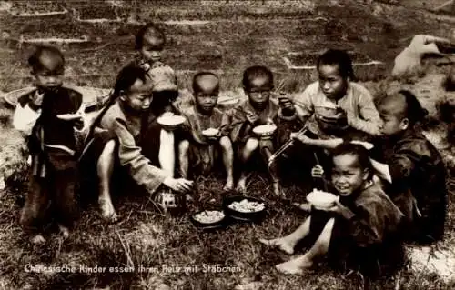 Ak China, Chinesische Kinder essen ihren Reis mit Stäbchen