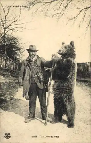 Ak Pyrénées Atlantiques, Braunbär mit Halter