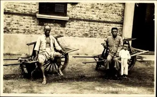 Ak Shanghai China, Chinesen mit Fuhrwerken