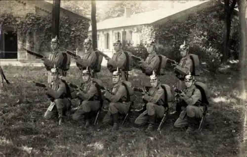 Foto Ak Deutsche Soldaten in Uniformen, Gewehr, Pickelhaube