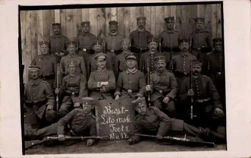 Foto Ak Brest Litowsk Weißrussland, Deutsche Soldaten in Uniformen, I. WK