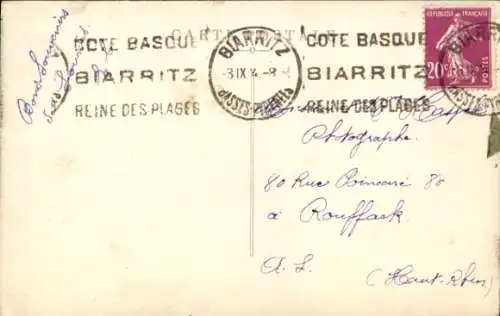 Ak Pyrenäen-Berghunde, Hunde stehen vor einer Hütte.