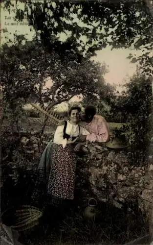 Ak Liebespaar, Kuss, Frau in Tracht, Harke