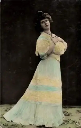 Ak  Frau in einem langen Kleid mit Spitzenbesatz
