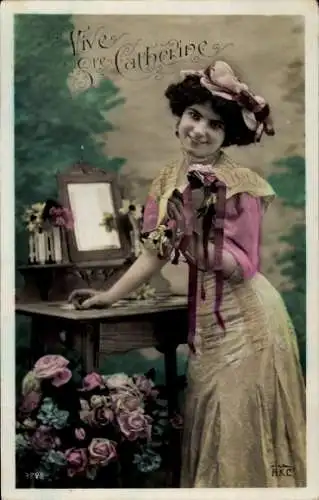 Ak Sankt Katharina, Lächelnde Frau, Blumen, Spiegel