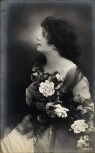 Ak Porträt einer Frau, Blumen, Kleid