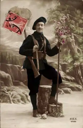 Ak Mann in Uniform mit Blume und Gewehr.