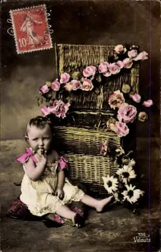 Ak Kind-Porträt, Truhe mit Blumen
