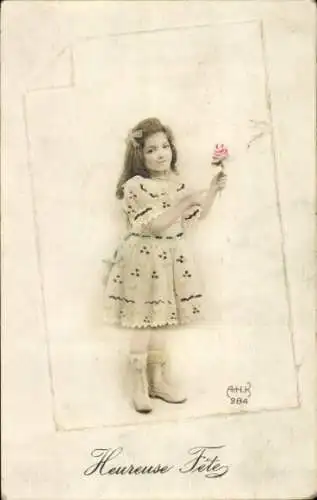 Ak Glückwunsch, Mädchen mit Blume