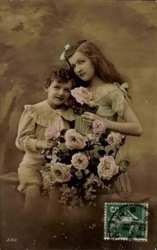 Ak Kinder-Porträt, Blumenstrauß