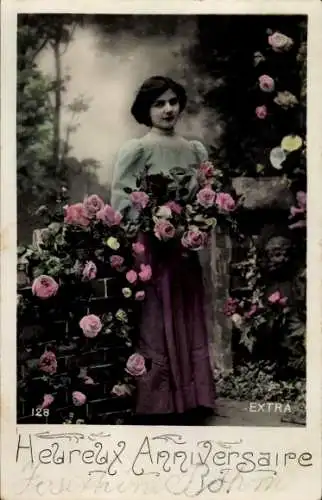 Ak Glückwunsch, Frau mit Blumenstrauß